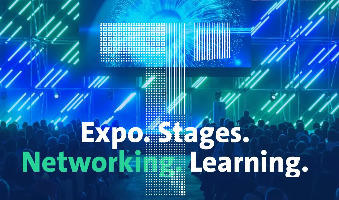 Publikum vor einer Event-Bühne mit dem Schriftzug Expo. Stages. Networking. Learning.