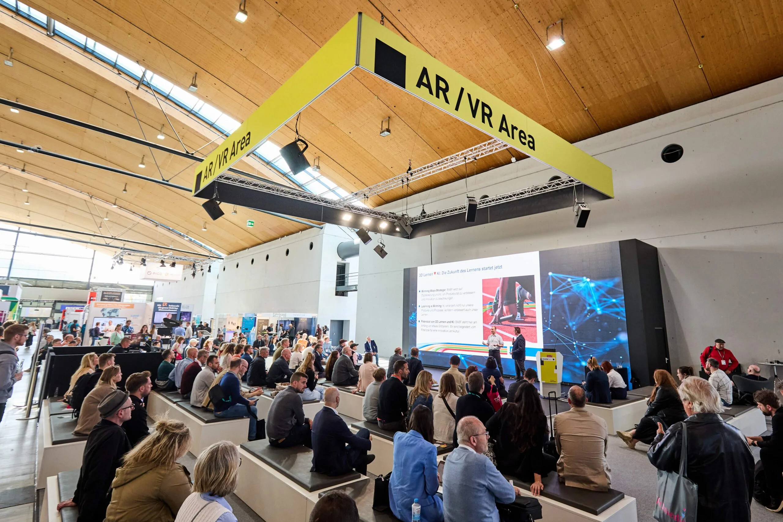 Vortrag im AR/VR-Bereich auf einer Messe mit Publikum