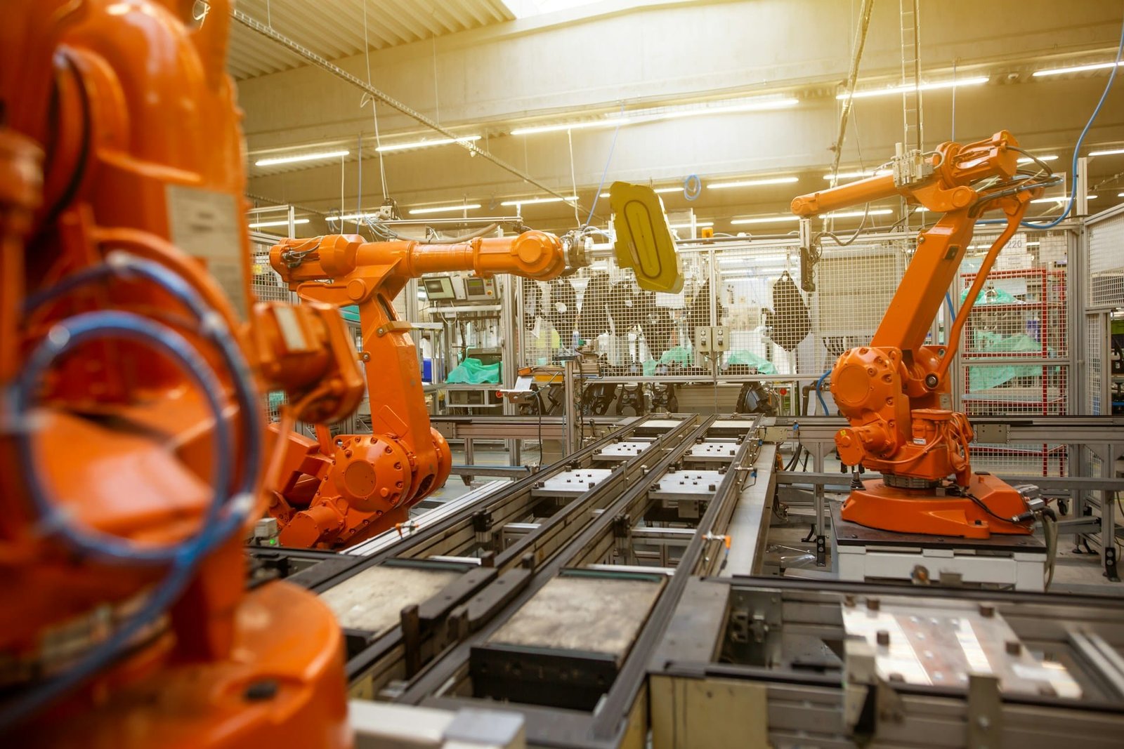 Industrieroboter in moderner Produktionshalle bei automatisierter Fertigung