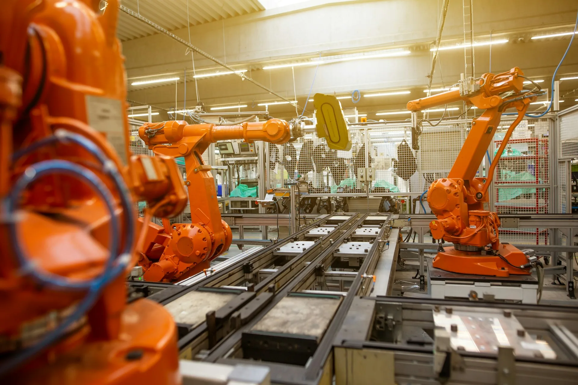Industrieroboter in moderner Produktionshalle bei automatisierter Fertigung